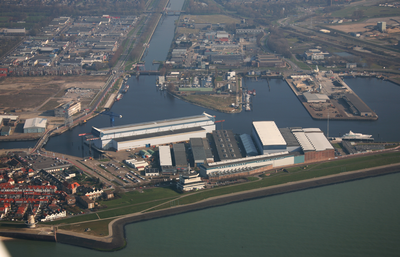 47764 Luchtfoto van Vlissingen. Het eiland met het terrein en de dokloodsen van de Koninklijke Scheldegroep, het Kanaal ...