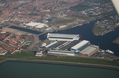 47765 Luchtfoto van Vlissingen. Het Eiland met het terrein en de dokloodsen van de Koninklijke Scheldegroep ...