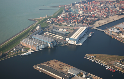 47766 Luchtfoto van Vlissingen met op de voorgrond het Verbreed Kanaal, de landtongen van de Eerste Binnenhaven, de ...