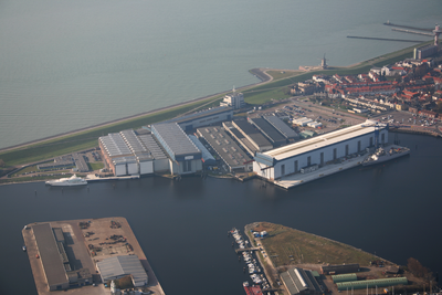 47767 Luchtfoto van Vlissingen. Het Verbreed Kanaal, de landtongen van de Eerste binnenhaven, de Tweede Binnenhaven en ...