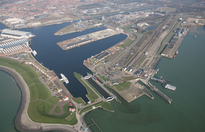 47770 Luchtfoto van Vlissingen. Van links naar rechts het Eiland, de sluizen, het Verbreed Kanaal, de Eerste ...