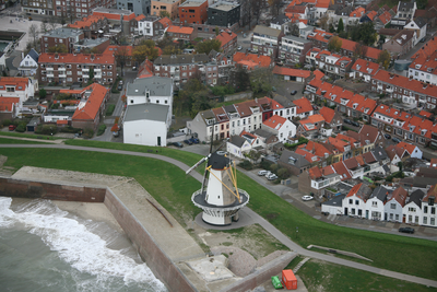 47776 Luchtfoto van Vlissingen. De Oranjemolen, het Oranjebolwerk, de Oranjedijk, de Oranjebuurt, de Willem III ...