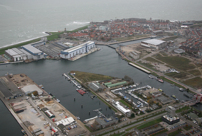 47788 Luchtfoto van Vlissingen. Op de voorgrond de landtongen van de Eerste Binnenhaven, de Tweede Binnenhaven, de ...