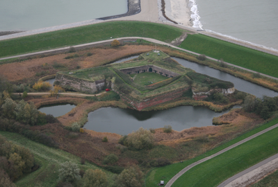 47793 Luchtfoto van Ritthem. Fort Rammekens en het natuurreservaat Rammekenshoek in het Sloegebied