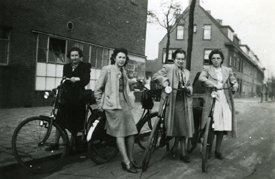47915 Straatbeeld Singel bij de kruising met de Van Dishoeckstraat. De vier dames staan met de fiets voor de ...