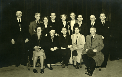 47938 Toneelvereniging 'Het Vlissingsch Schouwspel' Groepsfoto voor het toneelstuk 'De zaak Anna Daalders', okt. 1950. ...
