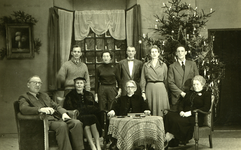 47939 Toneelvereniging 'Het Vlissingsch Schouwspel'. Groepsfoto voor het toneelstuk 'De fam. Gregory', dec.1955
