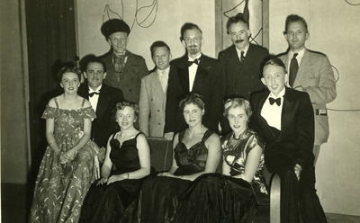 47944 Toneelvereniging 'Het Vlissingsch Schouwspel'. Groepsfoto voor het toneelstuk 'Passie 4444', okt. 1951