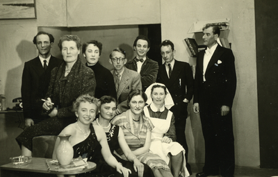 47954 Toneelvereniging 'Het Vlissingsch Schouwspel'. Groepsfoto voor het toneelstuk 'Mirand', april 1955