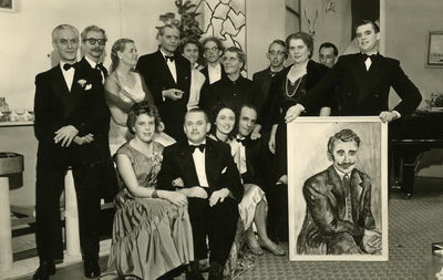 47959 Toneelvereniging 'Het Vlissingsch Schouwspel'. Groepsfoto voor het toneelstuk 'De kinderen van Eduard', okt.-nov. 1957