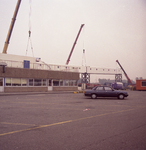 47974 Het plaatsen van een loopbrug van de terminal naar de schepen van de Olau Line op 13 september 1989.Dit jaar ...