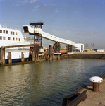 47976 Het plaatsen van een loopbrug van de terminal naar de schepen van de Olau Line op 13 september 1989.Dit jaar ...