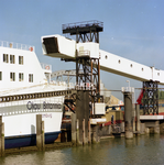 47977 Het plaatsen van een loopbrug van de terminal naar de schepen van de Olau Line op 13 september 1989.Dit jaar ...