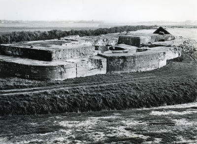 48003 De restanten van Fort de Ruyter ten oosten van de Buitenhaven.Het fort is gebouwd tijdens de 1e wereldoorlog maar ...