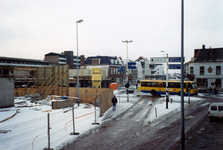 48018 Het Betje Wolffplein (met bus van de ZWN) gezien vanuit de Aagje Dekenstraat. Links op de voorgrond de bouw van ...