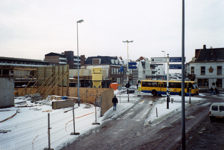 48018 Het Betje Wolffplein (met bus van de ZWN) gezien vanuit de Aagje Dekenstraat. Links op de voorgrond de bouw van ...