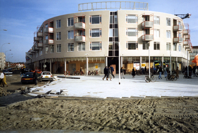48023 Bouw van het nieuwe winkelcentrum Scheldeplein gezien vanaf het Betje Wolffplein