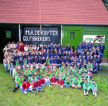 48083 Groepsfoto scouting 'M.A. De Ruyter Golfbrekers' (padvinders, zeeverkenners) voor het clubgebouw aan de ...
