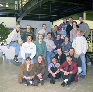48091 Groepsfoto op 20 nov. 1993 medewerkers van de Stichting Lokale Omroep Vlissingen (SLOV), stadsradio Vlissingen of ...