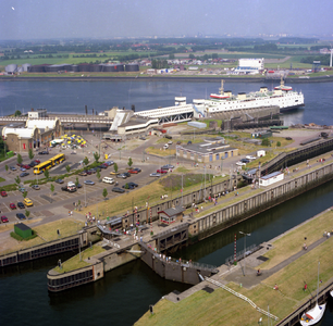 48098 Luchtfoto van Vlissingen. De sluizen, het Stationsplein, de fuik van de Provinciale Stoombootdiensten in Zeeland (PSD)