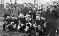 48112 Elftal van voetbalclub RCS uit Souburg met enkele begeleiders. De voetbalclub is op 26 juli 1929 opgericht