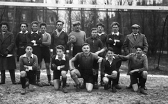 48113 Elftal van voetbalclub RCS uit Souburg met enkele begeleiders. De voetbalclub is op 26 juli 1929 opgericht