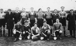 48114 Elftal van voetbalclub RCS uit Souburg met enkele begeleiders. De voetbalclub is op 26 juli 1929 opgericht