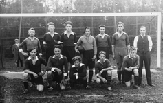 48115 Elftal van voetbalclub RCS uit Souburg met enkele begeleiders. De voetbalclub is op 26 juli 1929 opgericht