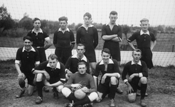 48116 Elftal van voetbalclub RCS uit Souburg. De voetbalclub is op 26 juli 1929 opgericht. Staand van l. naar r. A. ...