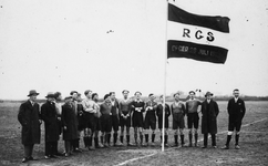 48117 Elftal van voetbalclub RCS uit Souburg met bestuursleden en scheidsrechter. De voetbalclub is op 26 juli 1929 ...