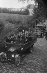 48122 Auto-touringcar in de Kanaalstraat te Oost-Souburg voor de fotozaak van Kruithof. De Christelijke ...