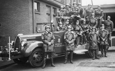 48128 De vrijwillige brandweer van Oost- en West-Souburg en brandweerauto bij de kazerne bij het gemeentehuis in de ...