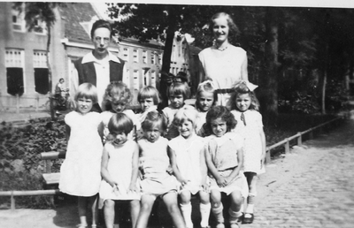 48139 Klasje van de kleuterschool op het Oranjeplein in Oost-Souburg. Onderste rij van links naar rechts Jopie Stroo, ...