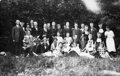 48141 Groepsfoto van de Christelijke zangvereniging Soli Deo Gloria van Souburg, opgericht 01-11-1919. Op de voorste ...