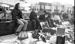 48154 Vrijmarkt op Koninginnedag 30 april 1995. De Walstraat bij het winkelcentrum 'Scheldeplein'