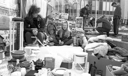 48155 Vrijmarkt op Koninginnedag 30 april 1995. De Walstraat bij het winkelcentrum 'Scheldeplein'
