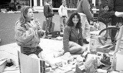 48160 Vrijmarkt op Koninginnedag 30 april 1995. De Walstraat bij het winkelcentrum 'Scheldeplein'
