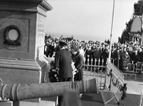 48201 Kranslegging door koningin Juliana en Prins Bernhard bij het standbeeld van M.A. de Ruyter op het Keizersbolwerk, ...