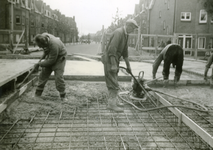 48231 Bouw van een nieuwe brug over de Vlissingse watergang aan het begin van de Bonedijkestraat. Na het maken van de ...