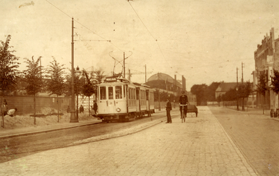 48251 Aagje Dekenstraat met electrische tram ongeveer ter hoogte van de remise