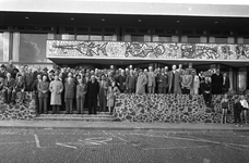 48264 Groepsfoto ANVV (Algemene Nederlandse Vereniging voor Vreemdelingenverkeer) op het terras van hotel Britannia op ...