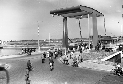 48265 De Keersluisbrug over het Kanaal door Walcheren te Vlissingen. De brug is op 11 sept. 1954 in gebruik genomen