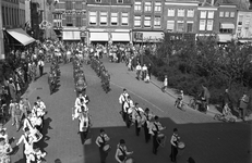 48273 Het tamboerkorps en het muziekkorps St. Caecilia in de nieuwe uniformen op het Bellamypark te Vlissingen