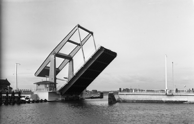 48293 De Keersluisbrug te Vlissingen over het Kanaal door Walcheren. De brug is op 11 sept. 1954 in gebruik genomen