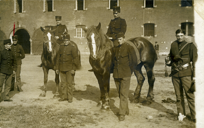 48339 Groepsfoto militairen op het exercitieterrein achter het Arsenaal aan de Vissershaven.De militair staand 2e van ...