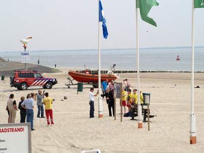 48426 Wethouder Rob van Dooren hijst samen met badmeester Albert Dijkstra de blauwe vlag op het Vlissingse badstrand. ...