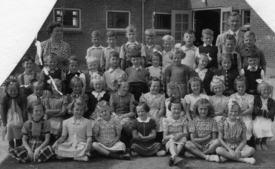 48458 Klas 2 van de Oranjeschool aan de Bloemenlaan.Links staat juffrouw M.S. Kamermans, rechts hoofonderwijzer H. de ...