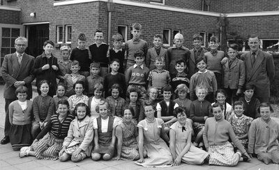 48459 Klas 3 van de Oranjeschool aan de Bloemenlaan. Bovenste rij van l. naar r.: onderwijzer C. Dronkers, Nico ...
