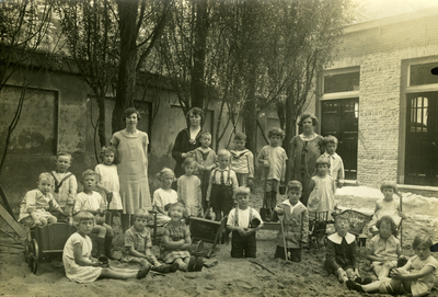 48473 Schoolklasje van de Nutskleuterschool of fröbelschooltje in de Hobeinstraat, hoek Paul Krugerstraat