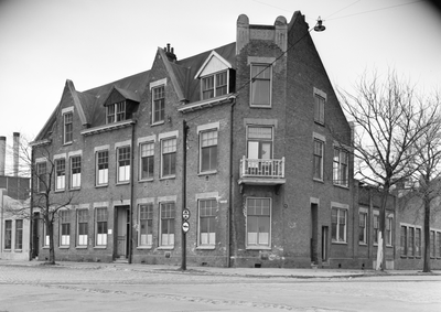 48510 Voormalig kantoor magazijngebouw met achterliggende fabriekshallen van 'Fijnwerk' aan de Koningsweg, hoek Singel, ...